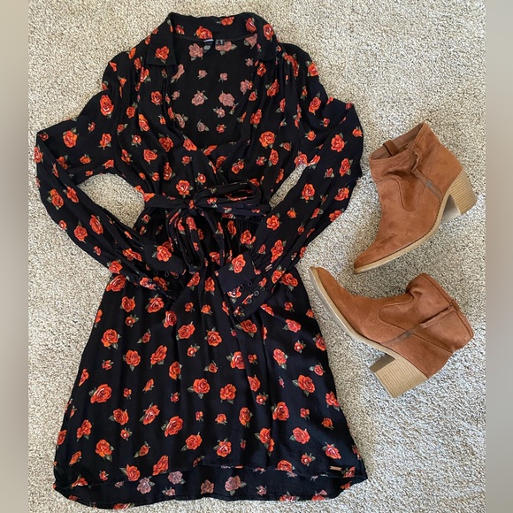 Volcom Dresses & Skirts - Volcom rose dress with pockets and tie | Long sleeve